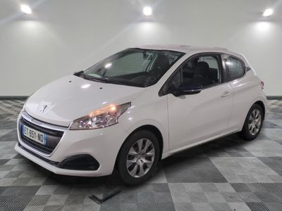 la photo d'une voiture blanche garée dans un garage