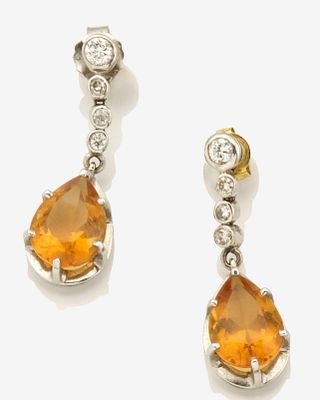 une paire de boucles d'oreilles en citrine et diamants