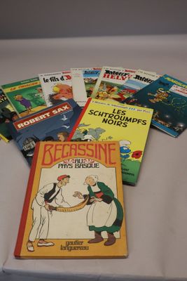de nombreux livres pour enfants qui se trouvent sur la table
