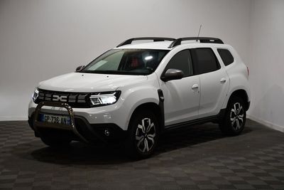une photo d'une dacia blanche garée dans une pièce