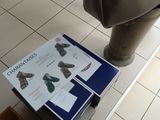 un sac posé par terre à côté d'un livre