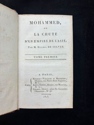 un livre ouvert sur lequel figure la photo d'un homme