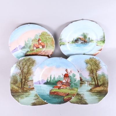 trois assiettes sur lesquelles est représentée une maison et un lac