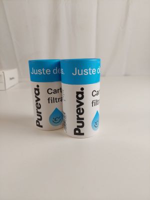 deux pots de yaourt posés sur une table