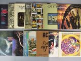 un grand nombre de livres posés sur une table