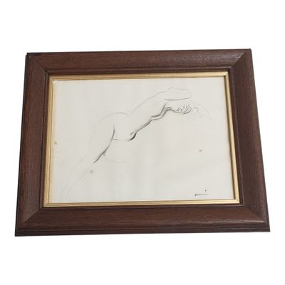 une image représentant le dessin d'une main de femme dans un cadre en bois