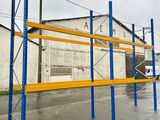 un porte-vélos bleu et jaune au milieu d'un parking