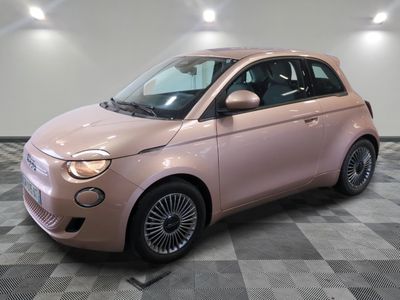 une photo d'une Smart rose posée sur un sol à damier