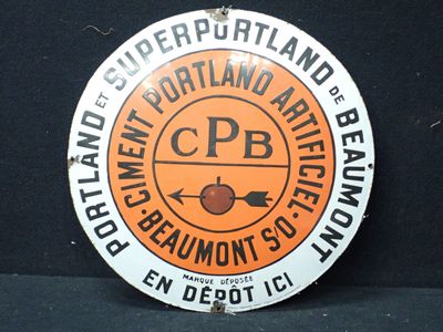 un panneau orange et blanc sur un fond noir