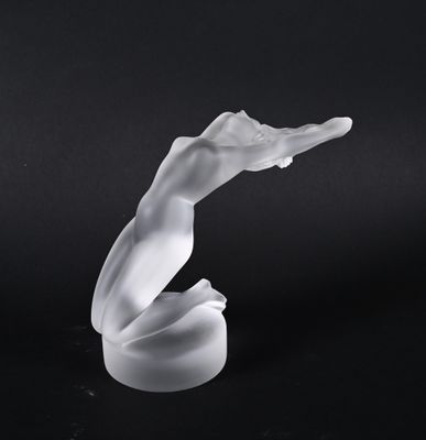 un gros plan sur une sculpture en verre représentant une main tenant quelque chose
