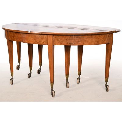 une table à manger ovale munie de roulettes et d'un plateau en marbre