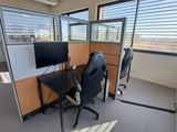 une photo d'un bureau en open space avec vue sur la ville