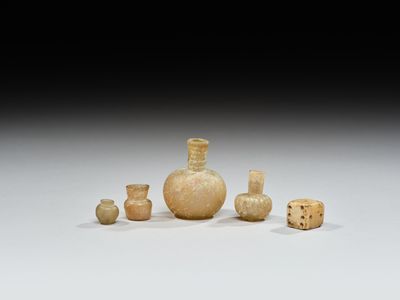 une image représentant un ensemble de vases posés sur une table