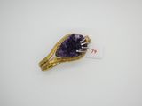 une bague en or et en améthyste sertie d'une pierre violette