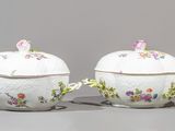 paire de plats à couvercle en porcelaine, ornés de motifs floraux sur un fond gris