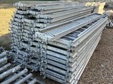 plusieurs piles de barres d'acier empilées les unes sur les autres