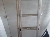 une échelle appuyée contre un mur dans une salle de bains