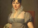portrait d'une femme en robe blanche, assise sur une chaise