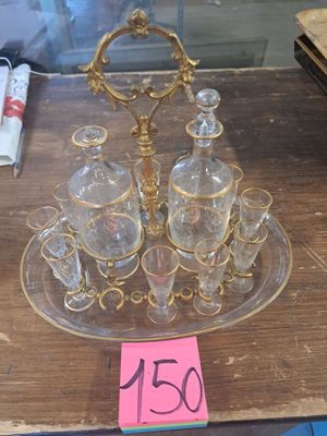 un plateau en verre avec des verres dessus et une étiquette de prix posée sur la table