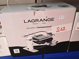une valise posée sur une étagère dans un magasin