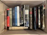 une boîte pleine de livres posée sur une table