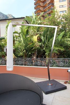 une chaise noire et une serviette blanche sur une terrasse