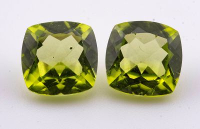 deux péridotites vertes taillées en carré sur fond blanc