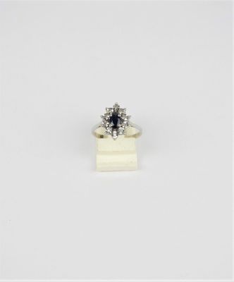 gros plan d'une bague en diamant sur une surface blanche
