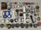 de nombreux modèles de montres différents et des montres posées sur la table