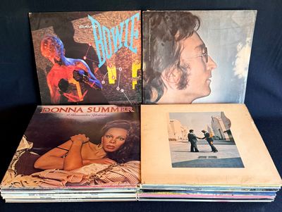 trois albums vinyles de styles et de tailles variés sur fond noir