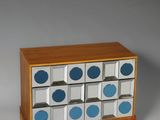 une photo d'une commode bleue et blanche