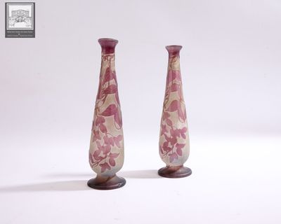 deux vases posés sur une surface blanche