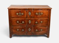 Commode à façade arbalète en noyer sculpté, ouvrant par quat…
