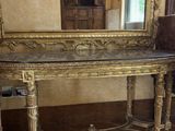une table surmontée d'un miroir dans une pièce