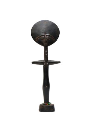 une sculpture noire représentant le visage d'une femme, posée sur un socle