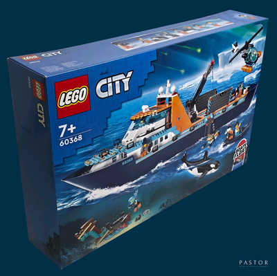 un bateau Lego City dans sa boîte, posé sur la table