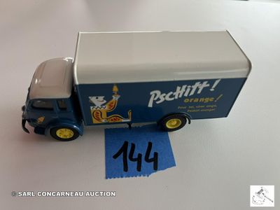 un camion miniature posé sur une table avec un bout de papier