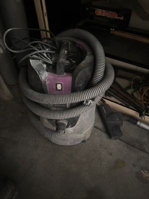un aspirateur posé par terre à côté d'un tas de fils