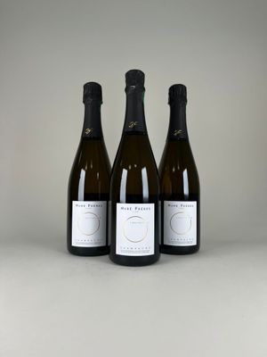trois bouteilles de vin posées sur une table l'une à côté de l'autre