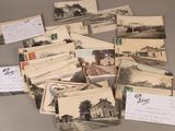 de nombreuses cartes postales anciennes sur la table, dont beaucoup