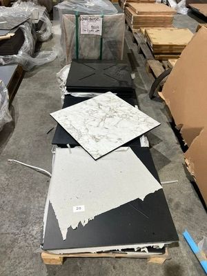 beaucoup de cartons qui traînent par terre dans l'entrepôt