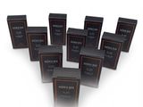 six flacons de parfum noir posés sur une surface blanche