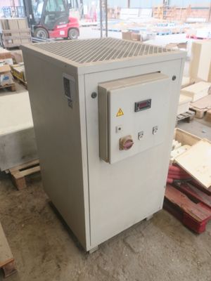 une machine placée au milieu d'une pièce