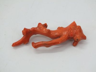 Branche de corail montée en broche, la monture en or jaune 7…