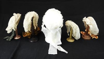 cinq figurines représentant une femme en robe blanche et un homme en tunique blanche