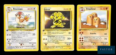 trois cartes Pokémon présentant des motifs différents sur un fond noir