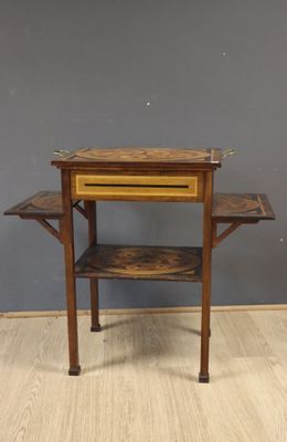 l'image d'une petite table en bois surmontée d'un tiroir