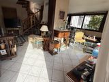 une image d'un salon avec beaucoup de meubles