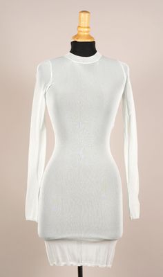 un gros plan d'une robe blanche sur un mannequin