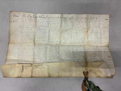 un morceau de papier avec des mots écrits dessus, à côté d'une paire de ciseaux